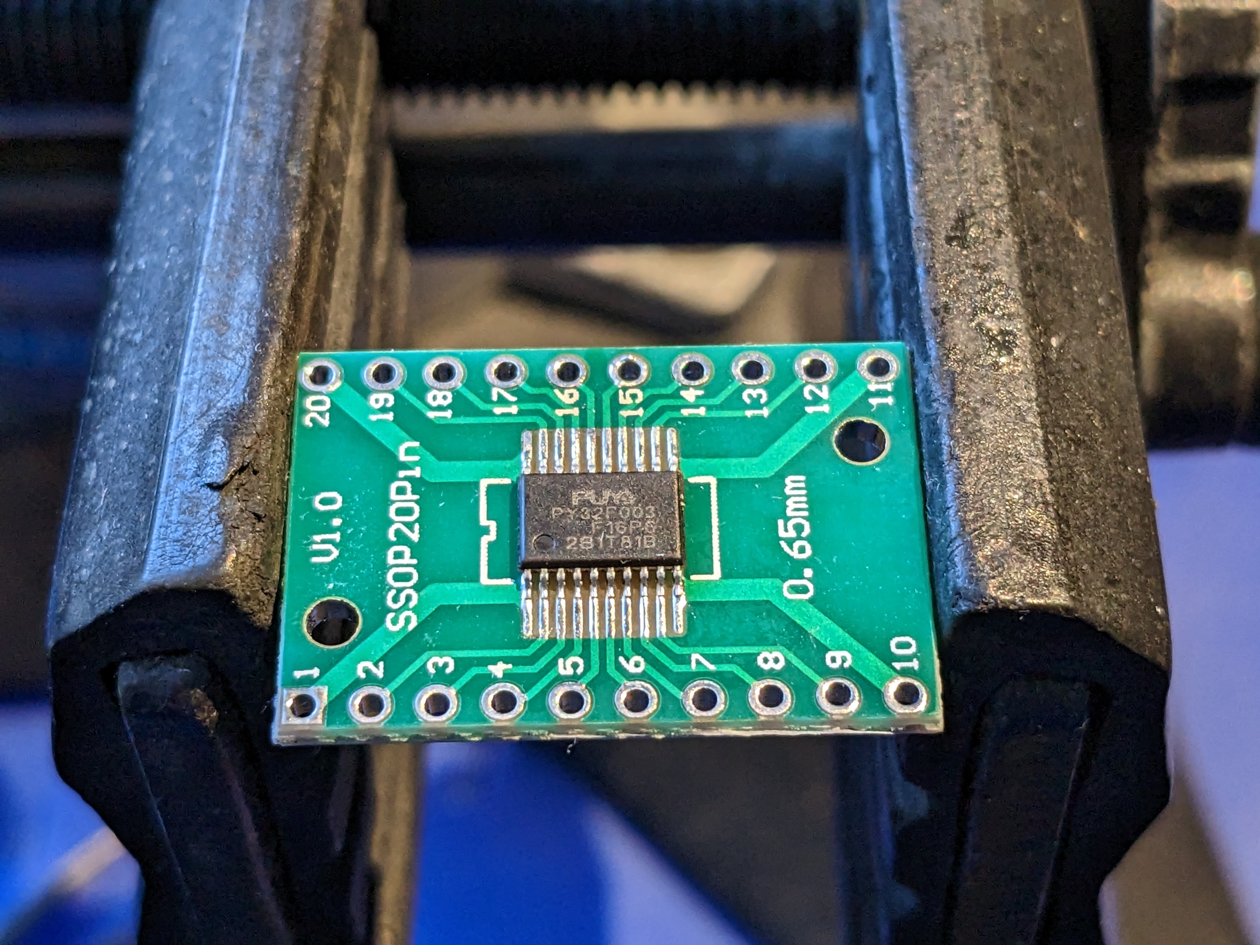 PY32F003 on breakout board